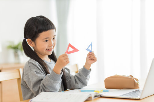 パソコンでオンライン学習をする女の子