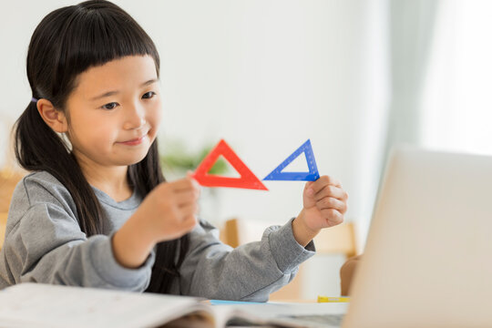 パソコンでオンライン学習をする女の子