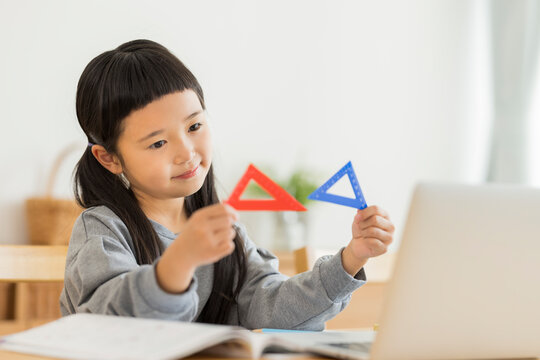 パソコンでオンライン学習をする女の子