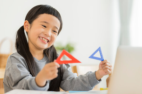 パソコンでオンライン学習をする女の子