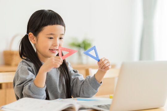 パソコンでオンライン学習をする女の子