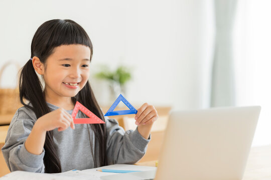 パソコンでオンライン学習をする女の子