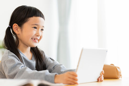 タブレットPCで学習する女の子