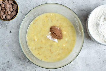 Prepare the dough with overripe banana and cinnamon in a bowl