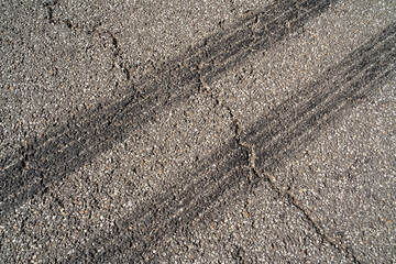 Obraz premium Street with drag marks from cars