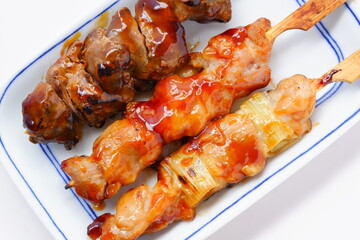 おいしそうな焼き鳥の盛り合わせ（ネギマ、もも、レバー）
