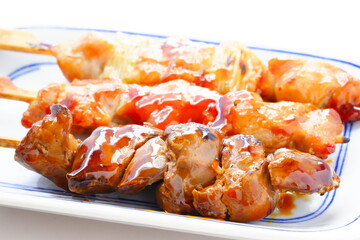 おいしそうな焼き鳥の盛り合わせ（ネギマ、もも、レバー）
