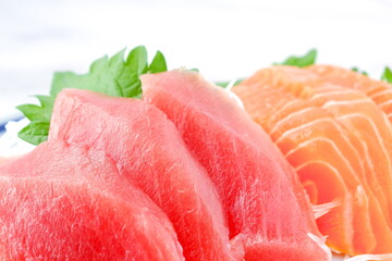 新鮮なお刺身の二種盛り（まぐろとサーモン）
