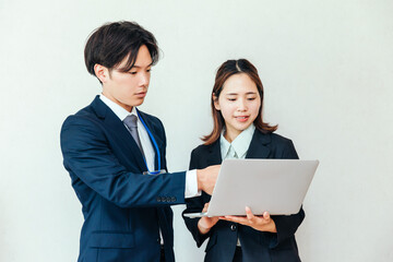 business people working together
男女でチームワークで仕事をするビジネスマン