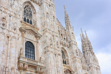 晴天とイタリアのミラノ大聖堂