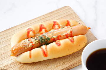 おいしそうなフランクフルトソーセージパン（ホットドッグ）とコーヒーでランチタイム
