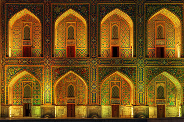 Obraz premium Tilla-Kari (Tilya-Kori) Madrasah on Registan Square illuminated at night.