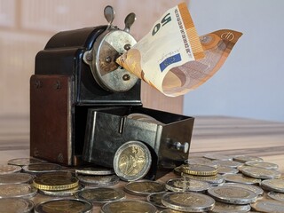 Geld verschlingende alte Spitzmaschine - Money consuming old sharpening machine
