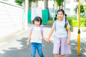 通学路を歩く二人の女の子