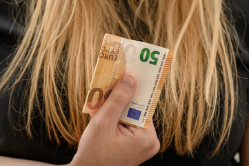 Waluta europejska, euro, banknot o nominale 50 euro trzymany w ręce 