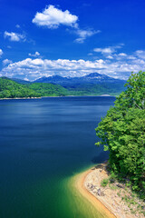 北海道・美瑛町 初夏の忠別湖から望む大雪山の風景