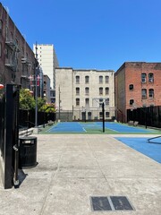 Urbaner Basketballplatz inmitten von Häusern in der Nähe von Chinatown in San Francisco. Es...