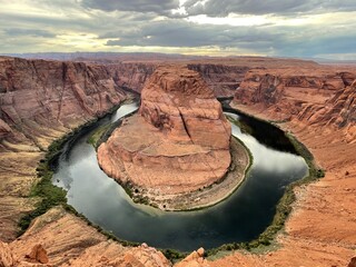 Bild von oben auf den Horseshoe Bend in Page, Arizona. Der Colorado River leuchtet grünlich, die...