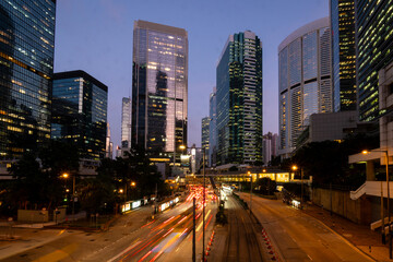 Naklejka premium Hong Kong: Traffic, captured with blurred motion, in the Admiralty in the heart of Hong Kong island modern business district in Hongkong at dusk
