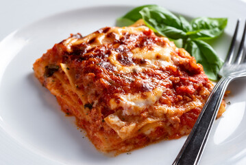 Lasagne alla bolognese, tipico cibo italiano, gastronomia europea 