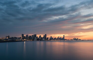 Obraz premium City skyline at dusk reflected in water.