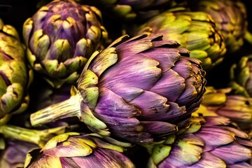 Obraz premium Close-up of fresh purple artichokes at the market