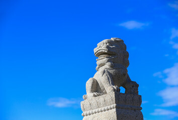 Fototapeta premium The stone lion on the ancient bridge