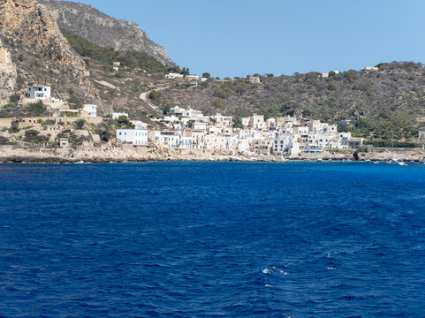 Isola di Levanzo, nelle Egadi, vista dalla barca