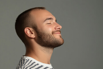 Obraz premium A close up of a man's face with his eyes closed
