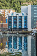 Gebäude am Hafen von Hammerfest mit Spiegelung im Wasser