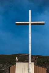 Kreuz und Möwe vor blauem Himmel in Hammerfest, Norwegen