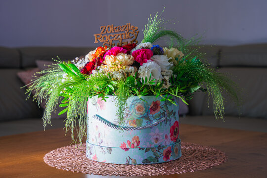 Flower Box z kwiatami gł&oacute;wnie r&oacute;że, upominek na r&oacute;żne okazje.
