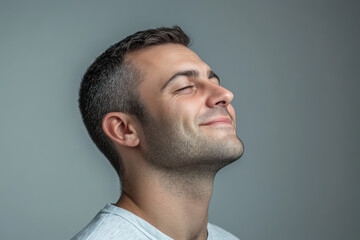 Obraz premium A close up of a man's face with his eyes closed