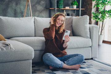 Obraz premium Photo of pretty cute adorable woman wear stylish clothes sit carpet free time weekend indoors cosy living room house home
