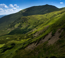Obraz premium hike to Pip Ivan, silhouettes of the observatory and peaks on the horizon Chornohirsky ridge, Carpathians