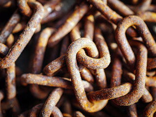 Fototapeta premium Backgrounds and textures: links of very old weathered rusty chain, close up shot, industrial abstract rusty chain, macro