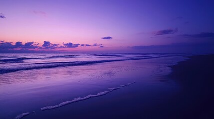 Obraz premium A serene twilight beach scene with gentle waves and a purple sky.