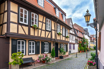 Fototapeta premium Malerische Gasse mit Fachwerkhäusern in der historischen Altstadt von Frankfurt-Höchst