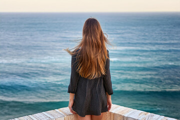 Fototapeta premium 海を見つめる女性