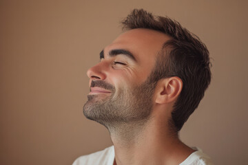 Obraz premium A close up of a man's face with his eyes closed