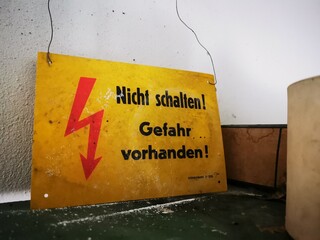 Nicht schalten! Gefahr! Danger!