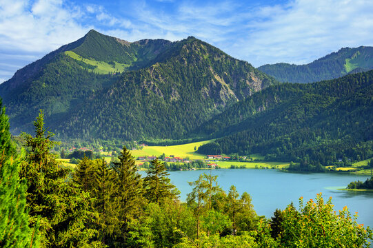 Wunderbarer Blick zum Berg Brecherspitz und Fischhausen am Schliersee im Voralpenland in Oberbayern, Deutschland, Europa