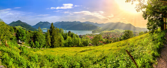 Fantastisches  Panorama mit Blick &uuml;ber Schliersee und der idyllischen Bergwelt in Oberbayern, Deutschland, Europa