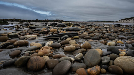 Playa con piedras características en Portugal