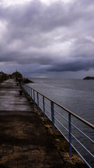 Paisaje costa, paseo sobre el muelle y rompeolas de San Vicente De La Barquera