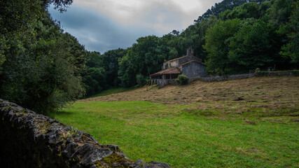 Iglesia bosque cantábrico