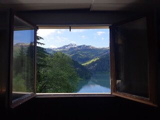 Vu sur le lac de Saint Guerin en Savoie