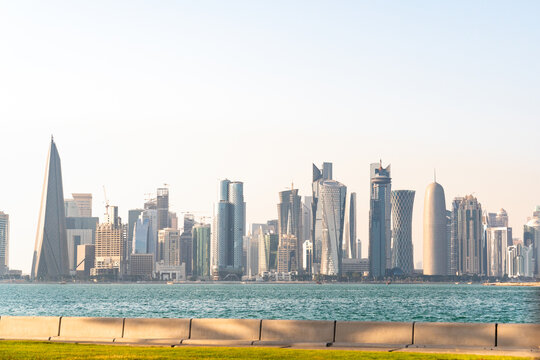 Stadtbild von Doha die Hauptstadt von Katar Skyline bei sch&ouml;nem warmem Himmel