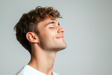 Obraz premium A close up of a man's face with his eyes closed