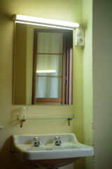 Lavabo en habitación de pensión